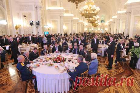 Ja pse Vuçiq dhe Serbia nuk mund t’i largohen Putinit dhe Rusisë (FOTO) - Kosovapost Sot në Rusi u shënua Dita e Fitores ku presidenti rus Vladimir Putin organizoi pritje festive në ‘Kështjellën e Madhe’. Prezent në