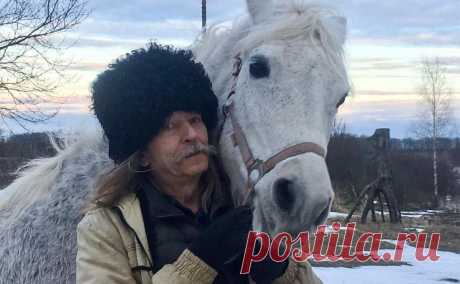Умер друг Макаревича Юрий Борзов, придумавший «Машину времени». Умер Юрий Борзов, который придумал название группы &quot;Машина времени&quot; и играл на ударных в первом составе, сообщил Андрей Макаревич (Минюст признал его иноагентом).
