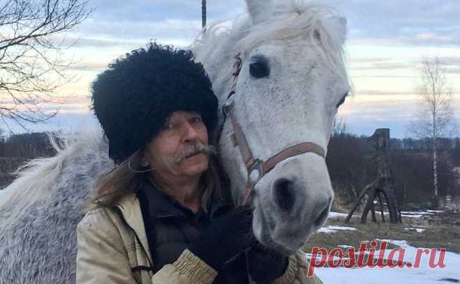 Умер друг Макаревича Юрий Борзов, придумавший «Машину времени». Умер Юрий Борзов, который придумал название группы "Машина времени" и играл на ударных в первом составе, сообщил Андрей Макаревич (Минюст признал его иноагентом).
