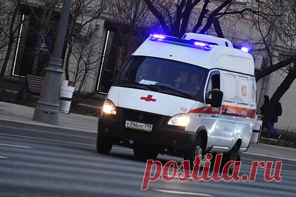 В Москве 12 человек пострадали при столкновении автобуса с грузовиком. Автобус столкнулся с грузовиком на Ленинградском шоссе в Москве, пострадали 12 человек, об этом сообщает ТАСС со ссылкой на источник в экстренных службах. Двоих пострадавших госпитализировали, остальным медики оказали помощь на месте. После осмотра врачей в больницу была направлена девочка 13 лет.
