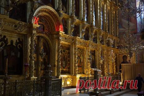 СВЕТ В ХРАМЕ: почему на службе иногда выключают свет? Каждый, кто бывает на богослужении, замечал, что в разные моменты службы храм освещен по-разному: то горят все светильники, то половина, то гасятся все лампы и даже свечи. Лампы и свечи в храме — это не только осветительные приборы, но и символ молитвы. Почему во время всенощного бдения свет выключают часто, а во время литургии никогда? Зачем во время Херувимской в Греческой церкви раскачивают хорос — главный светильник...