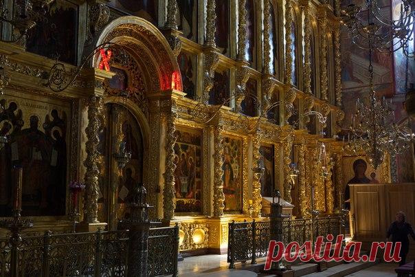 СВЕТ В ХРАМЕ: почему на службе иногда выключают свет? Каждый, кто бывает на богослужении, замечал, что в разные моменты службы храм освещен по-разному: то горят все светильники, то половина, то гасятся все лампы и даже свечи. Лампы и свечи в храме — это не только осветительные приборы, но и символ молитвы. Почему во время всенощного бдения свет выключают часто, а во время литургии никогда? Зачем во время Херувимской в Греческой церкви раскачивают хорос — главный светильник...