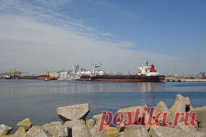 В Румынии оценили принадлежность найденного возле курорта обломка ракеты. Генеральный штаб Военно-морских сил (ВМС) Румынии назвал обломок ракеты, найденный возле курорта в уезде Констанца, частью зенитного ракетно-пушечного комплекса (ЗРПК) «Панцирь-С1», произведенного в России. Румынские военные уточнили, что элемент не представляет собой трубку стартера зенитной ракеты типа 57E6.
