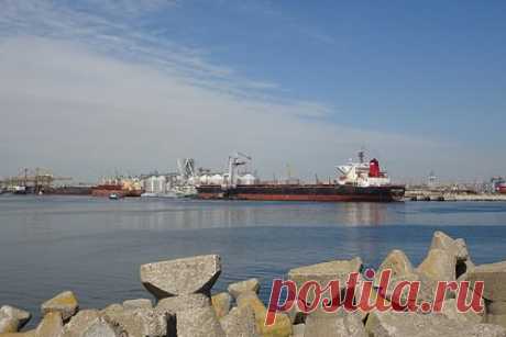 В Румынии оценили принадлежность найденного возле курорта обломка ракеты. Генеральный штаб Военно-морских сил (ВМС) Румынии назвал обломок ракеты, найденный возле курорта в уезде Констанца, частью зенитного ракетно-пушечного комплекса (ЗРПК) «Панцирь-С1», произведенного в России. Румынские военные уточнили, что элемент не представляет собой трубку стартера зенитной ракеты типа 57E6.