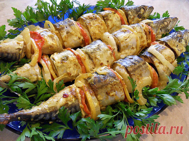 Скумбрия с овощами и лимоном 


Скумбрия по этому рецепту получается сочной с небольшой кислинкой.
3 скумбрии (я брала свежемороженую)Приправа к рыбеМайонез для смазывания2 помидора2 луковицы1 лимонПетрушка для украшенияРазморози…
