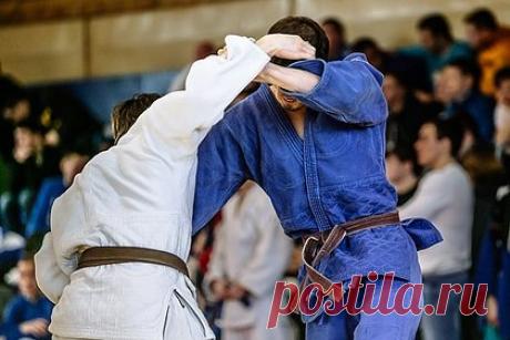 Тренер сборной Украины по дзюдо высказался о допуске россиян на чемпионат Европы. Главный тренер сборной Украины по дзюдо Виталий Дуброва высказался о допуске россиян на чемпионат Европы. Специалист обратил внимание на то, что многие европейские страны отказались выдавать россиянам визы для участия в турнирах. «К сожалению, Франция почему-то их допустила», — заявил он.