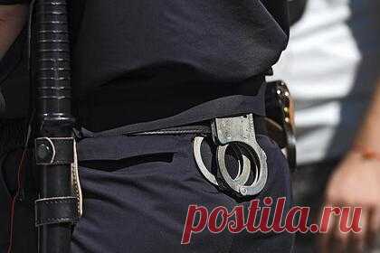 Задержан производитель отравившей 15 человек незамерзайки. Полицейские в Казани задержали производителя незамерзайки, из-за которой пострадали 15 человек, один из них умер. 26-летний казанец арендовал склад и устроил там цех, в котором смешивалась жидкость для омывания стекол. В процессе в нее добавляли метанол, при этом по закону так делать нельзя.