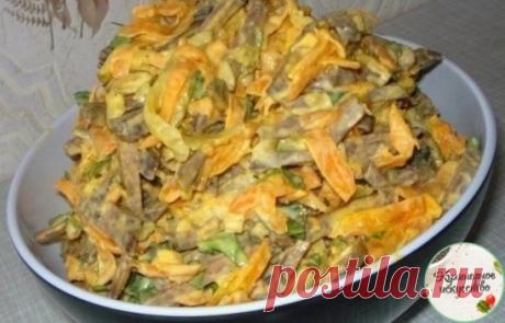 ПЕЧЁНОЧНЫЙ САЛАТ 
ИНГРЕДИЕНТЫ:
● 0,5 кг говяжьей или телячьей печени
● 2 морковки
● 2 луковицы
● 3 средние соленые огурцы (200 г)
● 1 банка консервированного зеленого горошка
● соль, перец, майонез по вкусу.
ПРИГОТОВЛЕНИЕ:
Печень отварить в подсоленной воде, охладить и натереть на крупной терке.Лук порезать четверть кольцами, поджарить на растительном масле до прозрачности, добавить потертую на крупной терке морковь и потушить пока морковь не станет мягче. Снять с огня, охладить. Огурцы