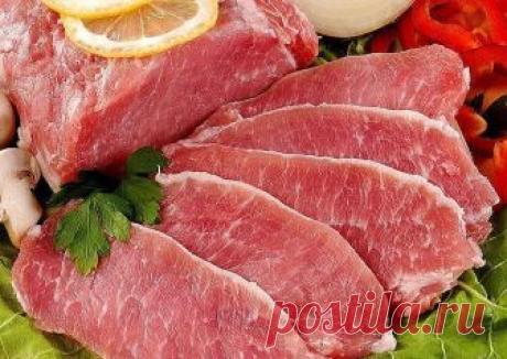 Секреты вкусного мяса

1. Мясо станет нежнее, если за час до готовки его смочить водкой.
2. Можно мясо перемешать с соевым соусом, оставить на ночь, а завтра жарить, оно получится очень сочным.
3. Говядина, баранина получится мягкой и сочной, если ее перед запеканием посолить, поперчить, еще можно нашпиговать чесноком, затем обернуть мясо банановой кожурой.
4. Закрепите кожуру кулинарной нитью, чтобы она не разошлась.
5. Положите мясо на противень и поставьте в разогретую ...