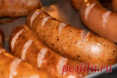 Названы увеличивающие риск рака кишечника продукты. Употребление большого количества фастфуда и колбасы увеличивает риск развития рака толстой кишки, рассказал проктолог, заведующий отделением колопроктологии МКНЦ имени А. С. Логинова Департамента здравоохранения города Москвы Михаил Данилов. В беседе с «Лентой.ру» он назвал и другие причины онкологии.