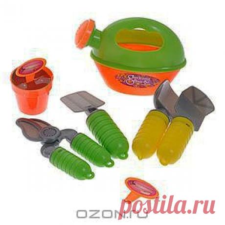 Игровой набор Leto &quot;Садовник&quot;, изготовленный из безопасного пластика, доставит много радости вашему ребенку. Набор включает в себя садовый инвентарь: три лопатки, секатор, лейку, горшок для рассады и две таблички для указания названий рассады или семян. 
Элементы набора упакованы в пластиковый чемоданчик, удобный для хранения и транспортировки.