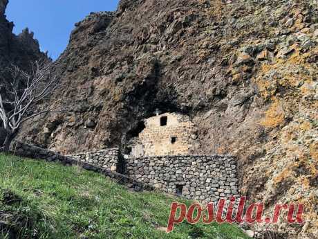 Ծաղկեվանք (Բնական քարանձավ-մատուռ Արայի լեռան լանջերին)

Սուրբ կույսի բուժիչ արցունքները`Արայի լեռան մատուռում
Ծաղկեվանքի առաստաղից հոսղ ջուրը երբեք չի կտրվում։
Արագածոտնի մարզում,Արայի լեռան փեշերին գտնվող բնական քարանձավի առաստաղից հոսող ջուրը մարդիկ սուրբ կույսի արցունքներ են կոչում ու հավատում դրա բուժիչ հատկությանը։ Հավատացյալներն այստեղ են գալիս հենց այդ ջրի զորությանը հավատալով ու դրանից իրենց հետ տանում են՝ հիվանդներին բուժելու հույսով։