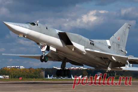 Ту-22М3 потренировались в нанесении ракетных ударов в Черном море.
Ударная авиационная группа в составе двух бомбардировщиков Ту-22М3 дальней авиации России отработала нанесение ракетного удара по находящимся в Черном море условным целям, сообщили в понедельник в силовых структурах региона.