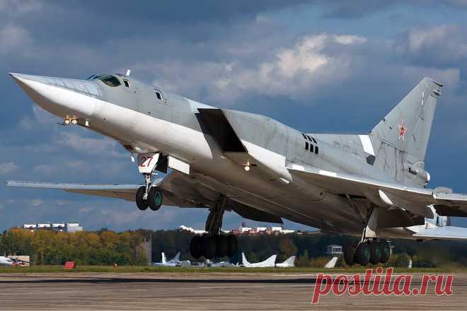 Ту-22М3 потренировались в нанесении ракетных ударов в Черном море.
Ударная авиационная группа в составе двух бомбардировщиков Ту-22М3 дальней авиации России отработала нанесение ракетного удара по находящимся в Черном море условным целям, сообщили в понедельник в силовых структурах региона.