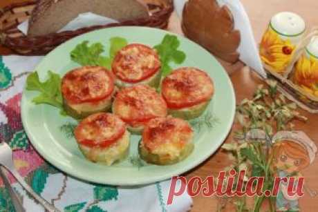 Кабачки фаршированные рисом: пошаговый рецепт приготовления закуски Кабачки фаршированные рисом – отличная закуска или горячее блюдо для торжества или будней. Выглядит кушанье удивительно эффектно, а по вкусу – настоящая палитра оттенков. Готовка не занимает много времени, а результат впечатляет красотой и многогранностью.
