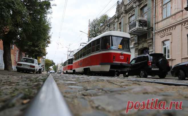 В центре Краснодара из-за аварии отключились светофоры и встали трамваи. На электроподстанции «Южная» произошло повреждение в кабельной линии электропередачи, вызвавшее задымление, рассказали в «Россети Кубань». После этого в центре Краснодара отключились светофоры и была обесточена трамвайная линия
