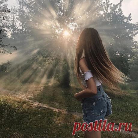 Как сделать начес самой себе: пошаговая инструкция
Овладеть техникой и начесать волосы в домашних условиях под силам всем – на короткие, на длинные волосы, на каре. Можно также сделать начес на макушке, набок, объемный хвост с начесом.

Но как не повредить структуру волос? Нужно сделать все грамотно!