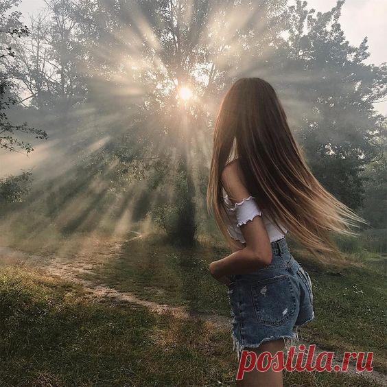 Как сделать начес самой себе: пошаговая инструкция
Овладеть техникой и начесать волосы в домашних условиях под силам всем – на короткие, на длинные волосы, на каре. Можно также сделать начес на макушке, набок, объемный хвост с начесом.

Но как не повредить структуру волос? Нужно сделать все грамотно!