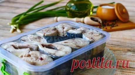 Малосольная скумбрия в масле: вкусный рецепт для обожателей рыбы Любителям рыбы предлагаем уникальный рецепт: очень вкусная малосольная скумбрия в масле. Ее очень легко приготовить. Простой рецепт, но зато на столе