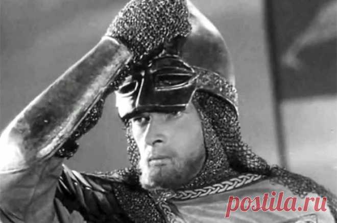 «С нами бог» или «Gott mit uns»? О чём фильм «Александр Невский». С чисто формальной точки зрения картина Сергея Эйзенштейна соответствовала требованиям «Безбожной пятилетки» на все сто.