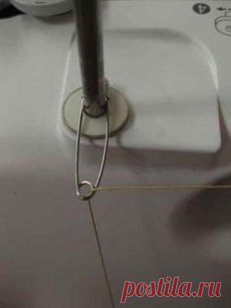 Необходимо установить на катушкодержатель большую бобину ниток . Вот несколько идей использования подручных предметов. Необходимо использовать несколько нитей одновременно. Для обработки очень часто необходима косая бейка . Кроим "по косой", под углом 45 градусов относительно нити основы.…