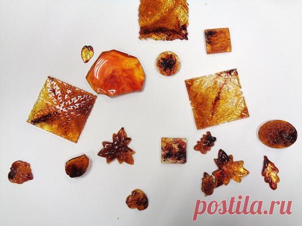 ЯНТАРЬ, ЯНТАРЬ, ЯНТАРЬ...
Нет ничего проще сделать имитацию ЯНТАРЯ!

Давно хотела сделать, да лень вперед родилась..)))
В данном случае использовала эпоксидную смолу, краситель для эпоксидной смолы, витражную краску и даже немного акрила..))

Окрашивать эпоксидную смолу можно различными красителями, начиная от специальных красителей для эпоксидной смолы до -витражной краски, 
пигментных чернил, 
краски для ткани (https://www.youtube.com/watch?time_continue=6&v=t..) , 
туши...