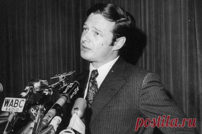 Под его чутким руководством The Beatles достигли мирового успеха: цитаты и факты о Брайане Эпстайне  «Ты не должен быть таким красивым, ты должен быть безупречным», — говорил The Beatles Брайан Эпстайн, который в 1966 году занял позицию менеджера группы The Beatles.
В честь юбилея одного из ключевых менеджеров легендарной группы мы решили вспомнить его самые яркие высказывания.
Эпстайн появился на свет в Ливерпуле 23 октября 1918 года в семье выходцев из Германии.
Отец будущего менеджера групп…