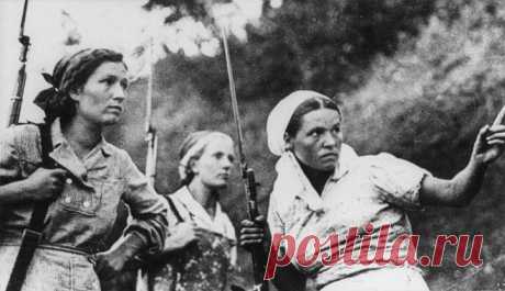 Забавный случай из воспоминаний советского летчика-аса Ивана Кожедуба о Великой Отечественной. «Вот как было дело. Колхозницы внимательно наблюдали за боем и увидали, что гитлеровцы снижаются на парашютах. Отважные женщины вооружились заступами и вилами и побежали к месту приземления. Не успели гитлеровцы опомниться, как попали в окружение. Попытались было отстреливаться, но им быстро пришлось сдаться в плен. Колхозницы отвели душу и отлупили их, «чтобы больше не совались к нам, проклятые»,…