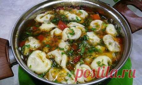 Часто бывает, что вам хочется какого-нибудь вкусного супа, а дети просят чего-то более простого вроде домашних пельменей. В этом плане узбекская кухня оказалась весьма находчивой, изобретя овощной суп чучвару с пельменями. По сытности и вкусу очень напоминает солянку, а готовится на одном дыхании.
#рецепт 
Ингредиенты (бульон):

Лук репчатый – 1 шт.
Болгарский перец – 2 шт.
Помидоры – 1 шт.
Картофель – 2 шт.
Морковь – 1 шт.
Растительное масло – 80 мл.
Соль – по вкусу
Кинза...