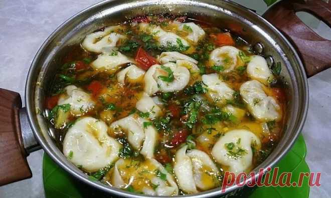 Часто бывает, что вам хочется какого-нибудь вкусного супа, а дети просят чего-то более простого вроде домашних пельменей. В этом плане узбекская кухня оказалась весьма находчивой, изобретя овощной суп чучвару с пельменями. По сытности и вкусу очень напоминает солянку, а готовится на одном дыхании.
#рецепт 
Ингредиенты (бульон):

Лук репчатый – 1 шт.
Болгарский перец – 2 шт.
Помидоры – 1 шт.
Картофель – 2 шт.
Морковь – 1 шт.
Растительное масло – 80 мл.
Соль – по вкусу
Кинза...