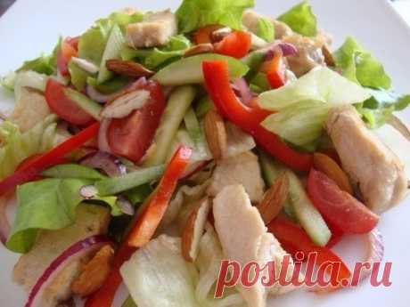 Легкий салат с курицей