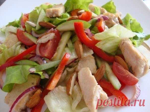 Легкий салат с курицей