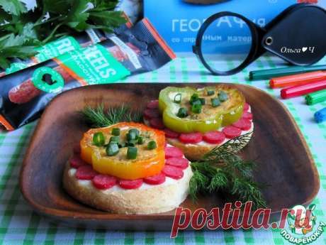 Бутерброд с колбасками и омлетом. Сытные бутерброды с колбасками из индейки ТМ Индилайт и омлетом с зеленым луком в сладком перце. Отличный перекус для детей и взрослых, который можно подать и на праздничный стол в качестве закуски. Бутерброды хороши как в горячем, так и в холодном виде. Попробуйте!
