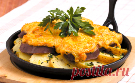 Язык, запеченный в сметанном соусе, с хреном и картофелем