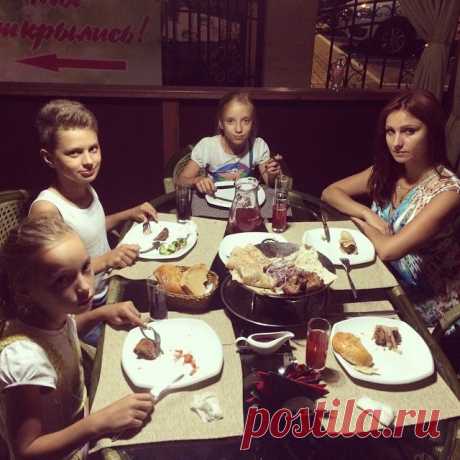 (1) Facebook