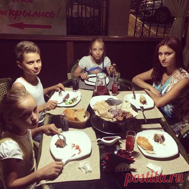 (1) Facebook
