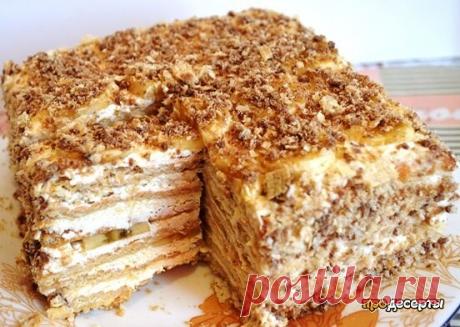 Торт из печенья на заварном креме 

Ингредиенты: 

- 300 г печенья; 
- 300 г масла; 
- 300 г сахара; 
- 1 яйцо; 
- 300 г молока; 
- 1 ч. л. картофельной муки; 
- 2 стакана очищенных орехов; 
- по вкусу ванилин. 

Способ приготовления: 

1. Муку разбавляем в половине стакана теплого молока и вливаем эту смесь в кастрюльку с доведенным до кипения стаканом молока. Варим до густоты, помешивая, потом остужаем. 
2. Растираем масло с сахаром и яйцами, смешиваем все с остывшей муч...