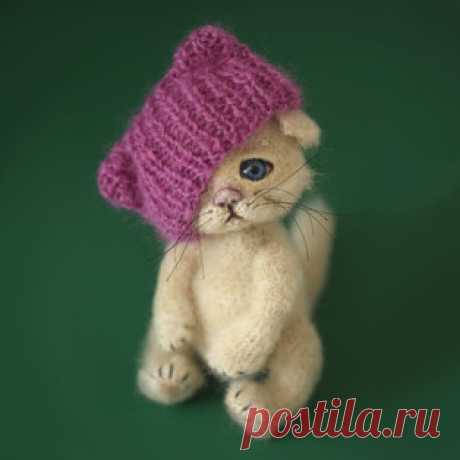 Котик в шапочке амигуруми. Схемы и описания для вязания игрушек крючком! Бесплатный мастер-класс от Олены Ивановой по вязанию котика в шапочке. Размер вязаной игрушки около 17 см. Для изготовления такого милого котенка авто…