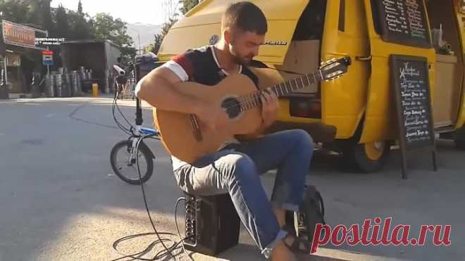 Как же он красиво играет на гитаре! Заслушаешься.