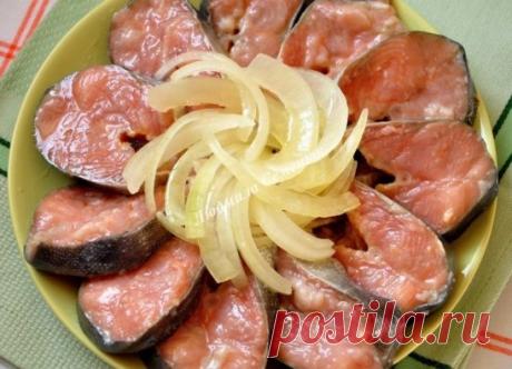 Соленая горбуша в масле с лукомЭто просто потрясающий способ посола рыбы! Этим рецептом со мной поделилась моя соседка, которая много лет прожила на Дальнем Востоке. А уж там-то знаю толк в таких вещах. Так можно солить любую рыбу, но горбуша именно получается восхитительной! Рыба просаливается очень быстро, за несколько часов (рассол очень соленый, важно не передержать). Я уж не помню,сколько раз я солила так горбушу