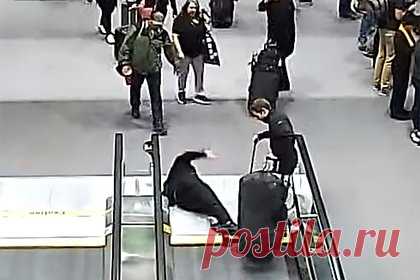 Траволатор в аэропорту «зажевал» ногу пилота самолета и попал на видео. Пилот авиакомпании Delta Air угодил ногой в дыру в траволаторе аэропорта Колорадо и решил засудить авиагавань за причинение морального и физического вреда. Уточняется, что пилот по имени Кеннет Гоу пересекал зал А4, стоя на движущемся траволаторе. На записи можно заметить, как у края дорожки ногу мужчины «зажевало».
