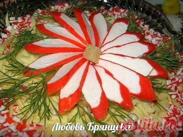 Салат *Аншлаг* с ананасами и крабовыми палочками