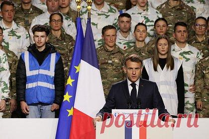Французский военный ушел со сцены во время речи Макрона и попал на видео
