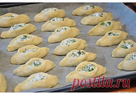 Погача (восточные пирожки) с сыром Фета Вам потребуется:ТЕСТО:Масло сливочное - 100 гр.,Кефир - 1 стакан (200 мл.)Яйцо (белок) - 1 шт.,Мука - 2,5-3 стакана,Разрыхлитель для теста - 1 ч.л.,Соль - щепоткаНАЧИНКА:Сыр Фета - 250 гр.,Петрушка - 50 гр.1 желток - для смазывания изделий.Как готовить:1. Сливочное масло натереть на...