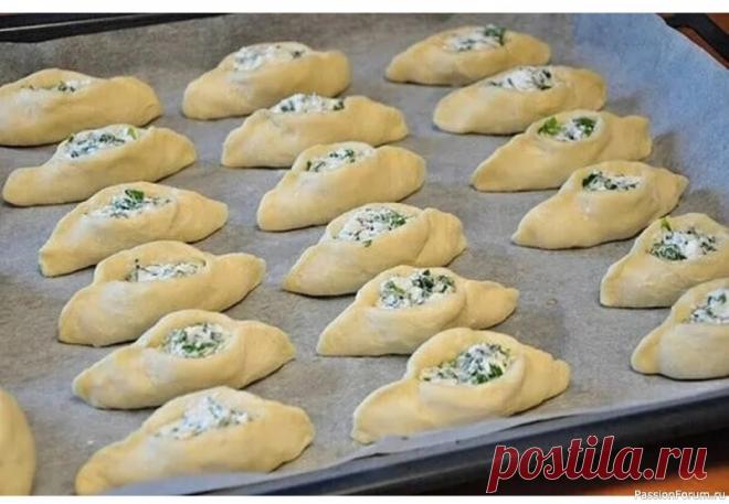 Погача (восточные пирожки) с сыром Фета Вам потребуется:ТЕСТО:Масло сливочное - 100 гр.,Кефир - 1 стакан (200 мл.)Яйцо (белок) - 1 шт.,Мука - 2,5-3 стакана,Разрыхлитель для теста - 1 ч.л.,Соль - щепоткаНАЧИНКА:Сыр Фета - 250 гр.,Петрушка - 50 гр.1 желток - для смазывания изделий.Как готовить:1. Сливочное масло натереть на...