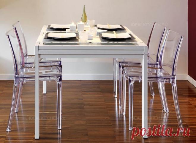 Прозрачные стулья и кресла – пикантная деталь в кухонном интерьере ()