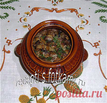 Мясо с грибами и фасолью в горшочках.