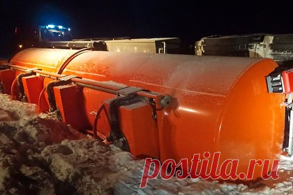 На российской трассе разлилось более 20 тонн дизеля из-за аварии. На трассе в Новосибирской области из-за опрокидывания бензовоза в результате ДТП на дорогу разлилось более 20 тонн дизельного топлива. Об этом сообщило региональное управление МЧС в Telegram-канале. На трассе перевернулся бензовоз — он перевозил 32 тонны топлива, 24,5 тонны из которых оказались на дороге.