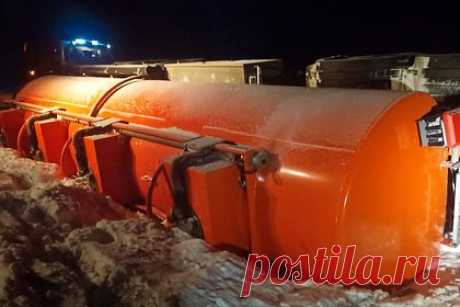 На российской трассе разлилось более 20 тонн дизеля из-за аварии. На трассе в Новосибирской области из-за опрокидывания бензовоза в результате ДТП на дорогу разлилось более 20 тонн дизельного топлива. Об этом сообщило региональное управление МЧС в Telegram-канале. На трассе перевернулся бензовоз — он перевозил 32 тонны топлива, 24,5 тонны из которых оказались на дороге.
