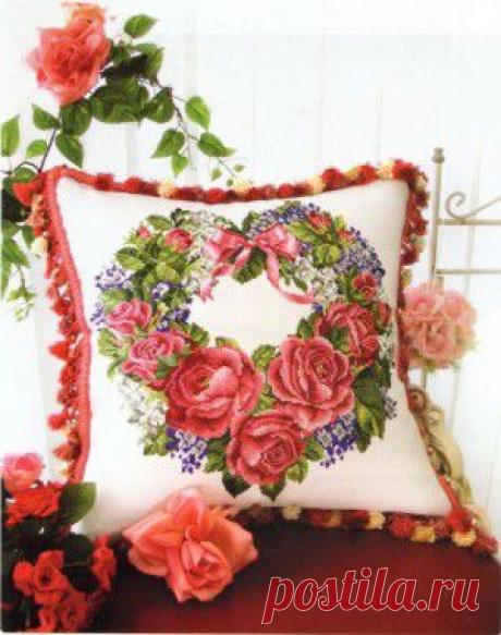 Подушка &quot;Розовый венок&quot; (вышивание крестиком)
